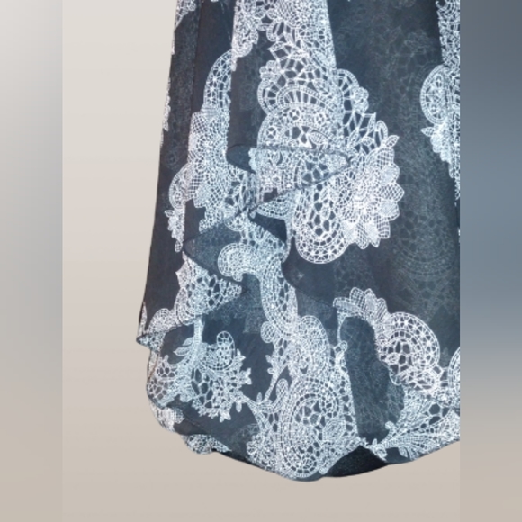 Black and white floral blouse - Picture 2 of 6